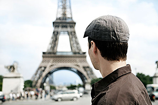 年轻,男人,瞥视,埃菲尔铁塔,塔,巴黎,法国,欧洲