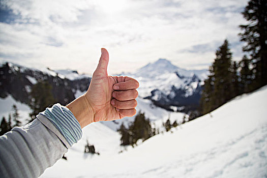 女性,手,制作,竖大拇指,正面,积雪,风景,贝克山,华盛顿,美国