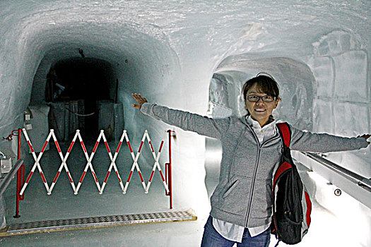 瑞士著名山峰少女峰的冰洞