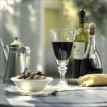 葡萄酒杯,盘子,橄榄