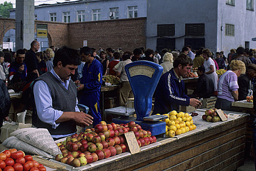 俄罗斯,西伯利亚,伊尔库茨克,市场一景,亚美尼亚人,男人,销售,西红柿,苹果