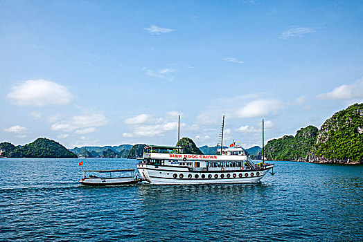 越南广宁鸿基市下龙湾海上石林间穿梭的游船
