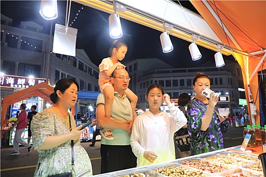 美食街烟火气十足,夜市成为消夏避暑好去处