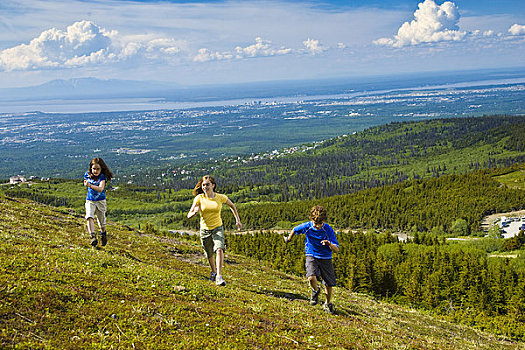 孩子,跑,山坡,阿尔卑斯山,区域,远眺,阿拉斯加