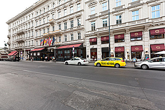 维也纳人走在大街格拉本,grabenstrasse,主要街道的老城区维也纳