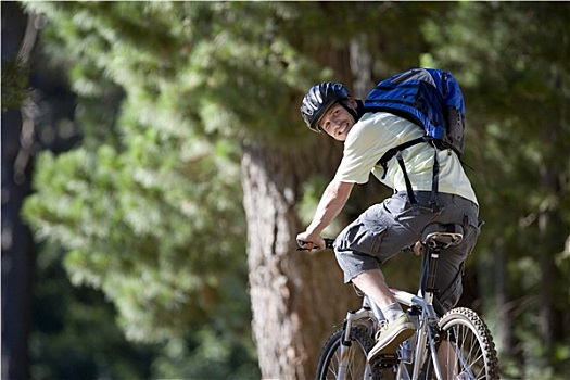 男人,背包,自行车头盔,山地车,树林,小路,微笑,后视图