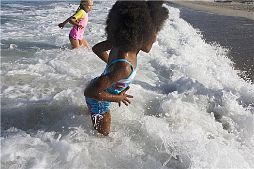 两个女孩,6-10岁,玩,海浪,海滩,侧面视角