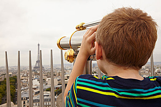 男孩,看穿,上方,城市,埃菲尔铁塔,拱形,巴黎,法国