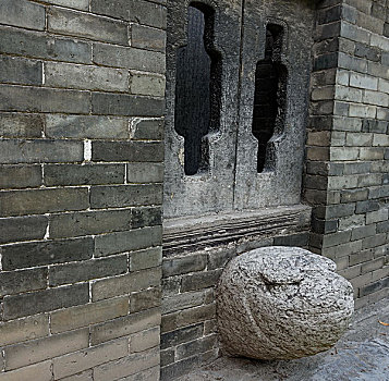 西安化觉巷清真大寺里的古代宗教建筑和行礼跪拜的伊斯兰教徒