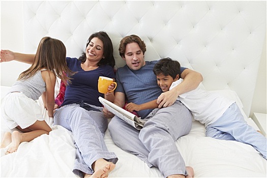 家庭,放松,床上,咖啡,报纸