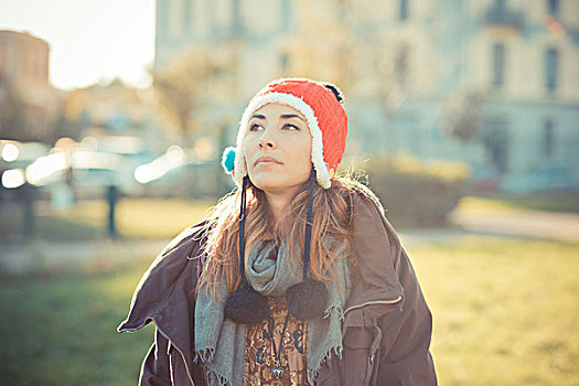 中年,女人,戴着,红色,绒球,帽子,公园