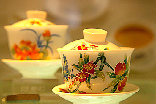 一个中国传统的茶碗绘制着中国传统的桃花