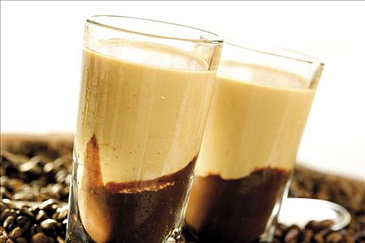 两个,玻璃杯,爱尔兰,奶油,咖啡,咖啡豆