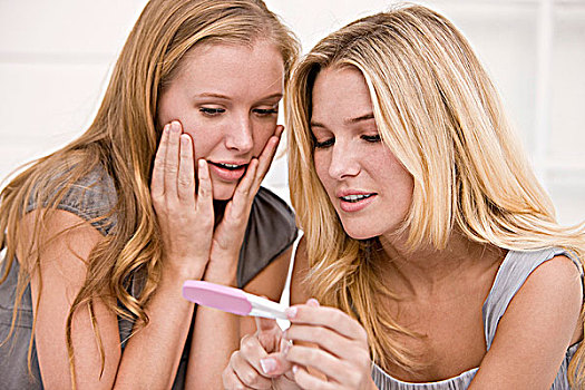 两个女人,看,妊娠测试,棍