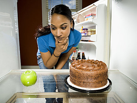 女人,冰箱,苹果,看,巧克力蛋糕