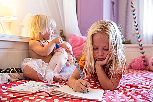女孩,幼儿,姐妹,躺着,床,玩,上色画册