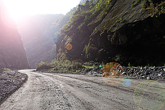 一段崎岖蜿蜒的岩石山路