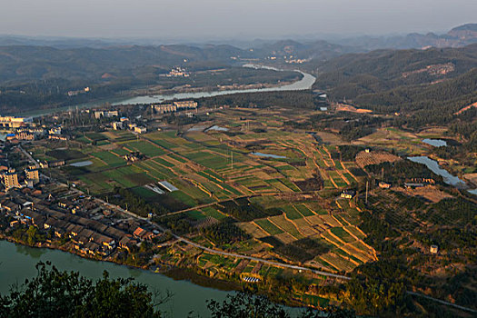 山,丹霞,河流,蓝天,黄昏,大气,田野,水电站,村庄,驴友,旅行,地质公园,丹霞地貌,绿色,灌木,树,草,水潭,素材,平面设计