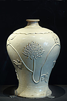 明代,宜兴窑塑贴莲花纹梅瓶,故宫博物院藏