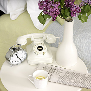 柠檬茶,花瓶,丁香,闹钟,电话,报纸,床头柜