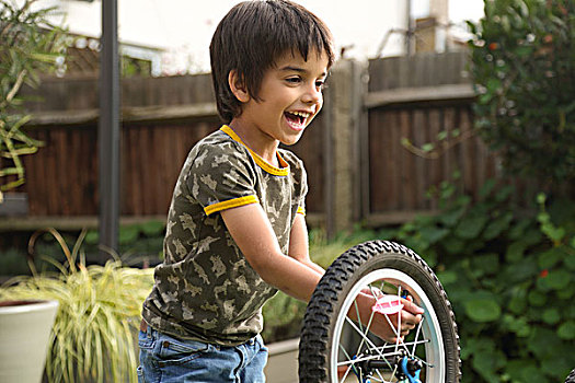 男孩,花园,修理,倒立,自行车,微笑