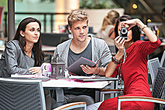 三个,年轻,朋友,坐,餐馆,一个,女人,相机