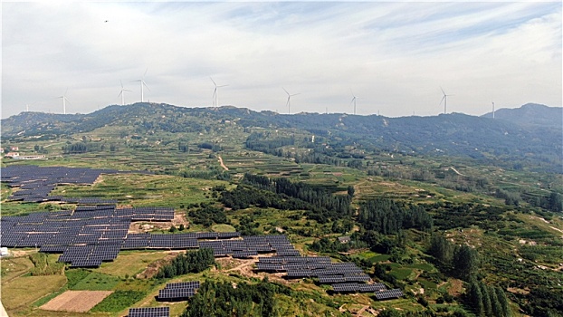 山东省日照市,太阳能发电板漫山遍野,绿色能源成为靓丽风景线