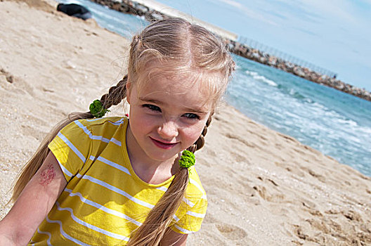小女孩,坐,海滩