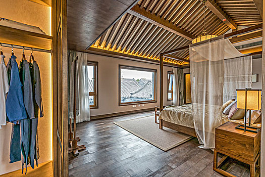中式风格楼盘别墅样板间开放式卧室衣帽间起居室实景