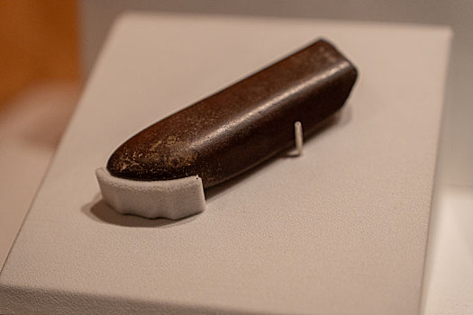 秘鲁印加博物馆藏印加帝国淡红色安山岩抛光器具