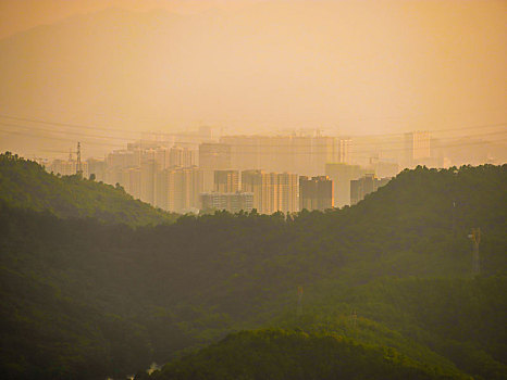 鸟瞰惠州市仲恺高新区的山峰与城市建筑