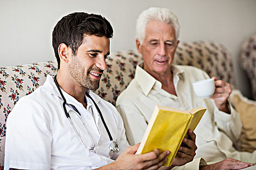 医护人员,老人,读,书本,老年之家