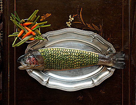 三文鱼,夏南瓜,鳞片,银质浅盘
