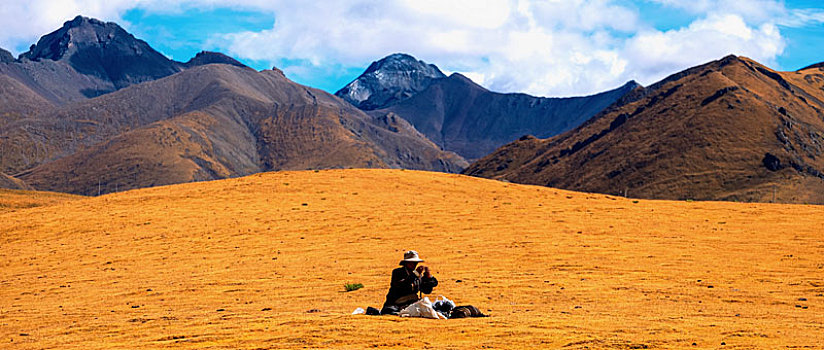 藏北草原的山脉和藏民老人