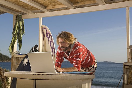 男青年,笔记本电脑,海滩,房子