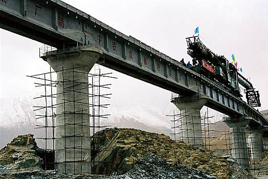 青藏铁路建设一桥飞架南北
