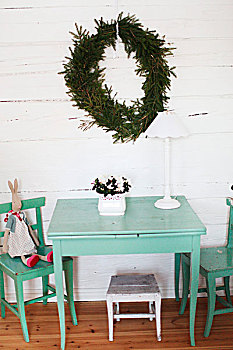 木桌子,椅子,涂绘,淡色调,青绿色,仰视,花环,杉枝,白色背景,木墙