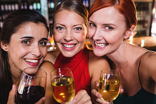 女性朋友,享受,葡萄酒,夜总会