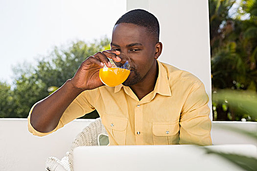 男青年,喝,橙汁,看,笔记本电脑,咖啡