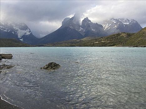 云,上方,湖,山峦,背景,裴赫湖,托雷德裴恩国家公园,巴塔哥尼亚,智利