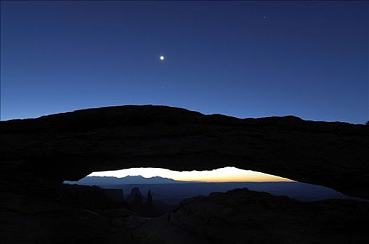 方山石拱,日出,峡谷地国家公园,犹他,美国