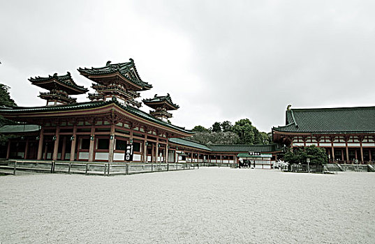 雨中的平安神社