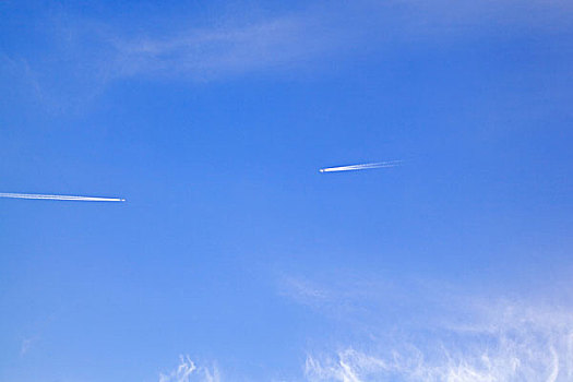 两条航迹云飞机白云蓝天
