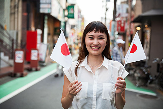 微笑,日本人,女人,长,棕发,穿,白色,短袖,衬衫,站立,街道,拿着,小,旗帜