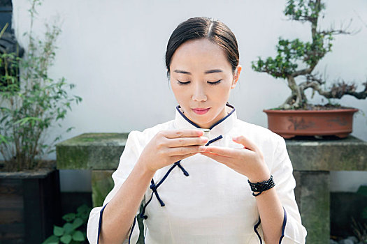 女茶艺师做茶道