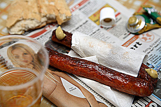 快餐,香肠,芥末,面包卷,啤酒,报纸