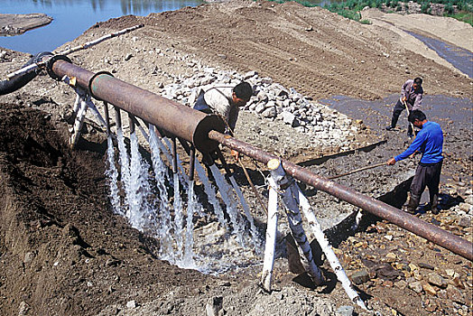 内蒙额尔古纳当地人用原始的水冲发淘金