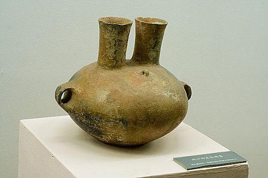 内蒙古博物馆陈列新石器时代双口四系红陶壶