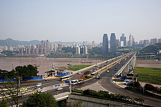 站在重庆山城步行道上远眺重庆长江大桥