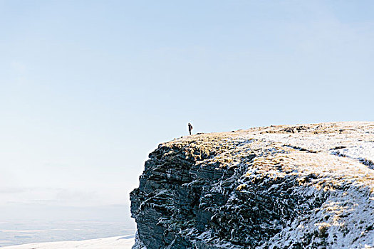 女人,站立,岩层,布雷肯灯塔国家公园,威尔士